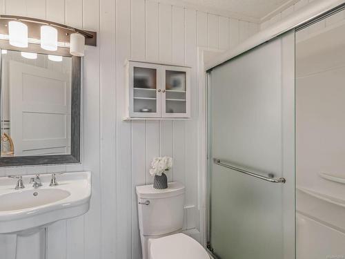 868 Chichester Rd West, Gabriola Island, BC - Indoor Photo Showing Bathroom