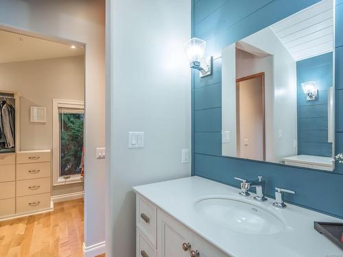 868 Chichester Rd West, Gabriola Island, BC - Indoor Photo Showing Bathroom