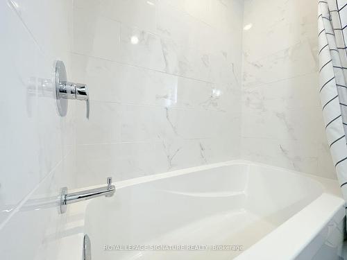 8683 Champlain Dr, Niagara Falls, ON - Indoor Photo Showing Bathroom