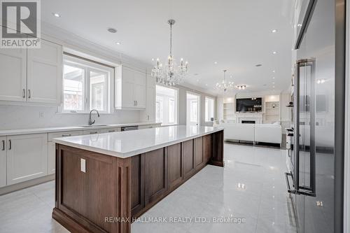1092 Henley Rd, Mississauga, ON - Indoor Photo Showing Kitchen With Upgraded Kitchen