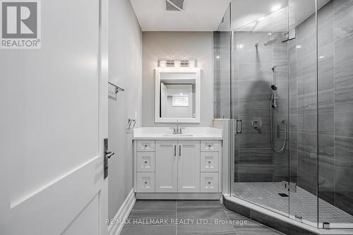1092 Henley Rd, Mississauga, ON - Indoor Photo Showing Bathroom