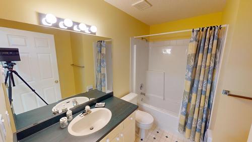7 - 7555 Columbia Avenue, Radium Hot Springs, BC - Indoor Photo Showing Bathroom