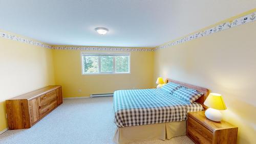 7 - 7555 Columbia Avenue, Radium Hot Springs, BC - Indoor Photo Showing Bedroom