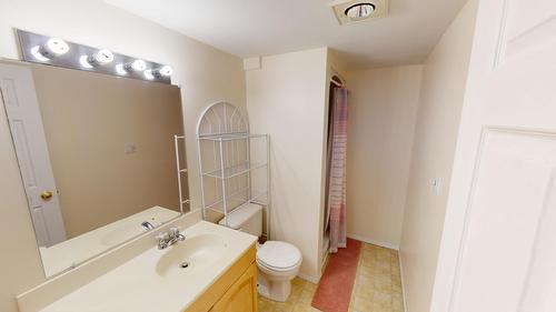 7 - 7555 Columbia Avenue, Radium Hot Springs, BC - Indoor Photo Showing Bathroom