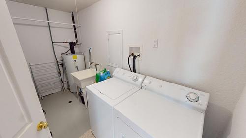 7 - 7555 Columbia Avenue, Radium Hot Springs, BC - Indoor Photo Showing Laundry Room