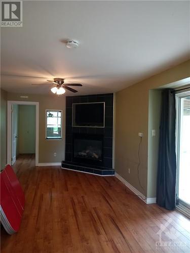 13 Bayview Crescent, Smiths Falls, ON - Indoor Photo Showing Living Room