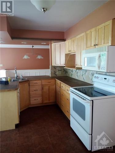 13 Bayview Crescent, Smiths Falls, ON - Indoor Photo Showing Kitchen