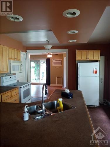 13 Bayview Crescent, Smiths Falls, ON - Indoor Photo Showing Kitchen With Double Sink