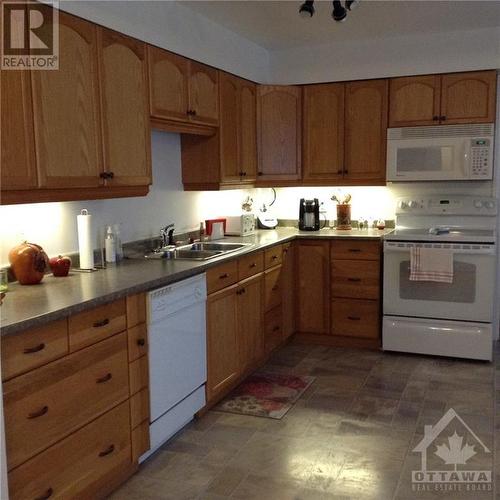 13 Bayview Crescent, Smiths Falls, ON - Indoor Photo Showing Kitchen With Double Sink