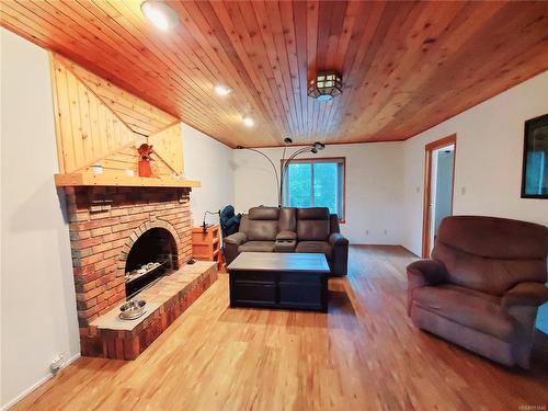 1970 Cynamocka Rd, Ucluelet, BC - Indoor With Fireplace