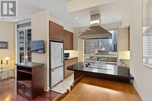 707 - 1121 Bay Street, Toronto (Bay Street Corridor), ON - Indoor Photo Showing Kitchen