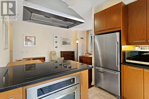 707 - 1121 Bay Street, Toronto, ON - Indoor Photo Showing Kitchen