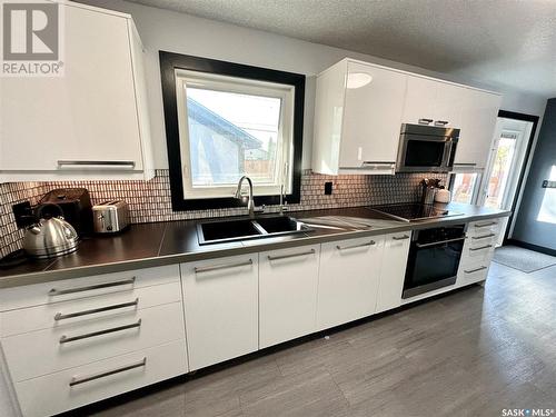 271 22Nd Street, Battleford, SK - Indoor Photo Showing Kitchen With Double Sink
