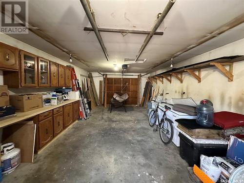 271 22Nd Street, Battleford, SK - Indoor Photo Showing Garage