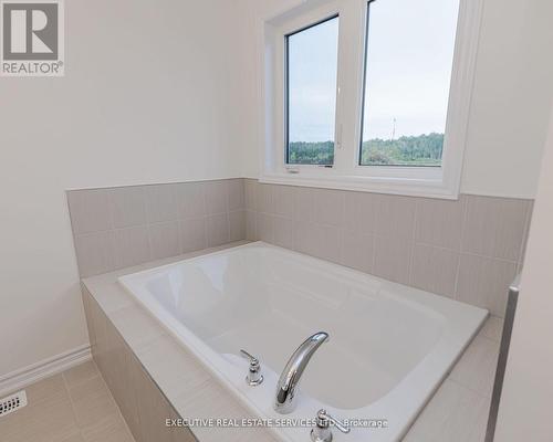 36 Hillcroft Way, Kawartha Lakes, ON - Indoor Photo Showing Bathroom