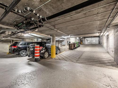 Garage - 206-405 Rue Notre-Dame E., Montréal (Ville-Marie), QC - Indoor Photo Showing Garage