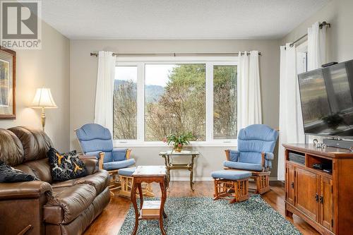 487 Lumby Mabel Lake Road, Lumby, BC - Indoor Photo Showing Living Room