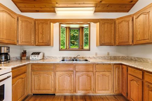 1485 Evans Road, Creston, BC - Indoor Photo Showing Kitchen With Double Sink