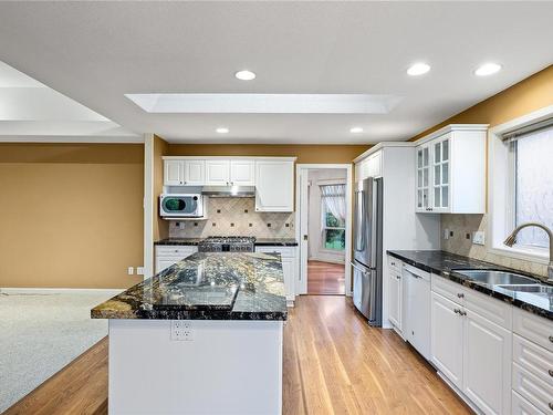 802 Windward Pl, Qualicum Beach, BC - Indoor Photo Showing Kitchen With Double Sink