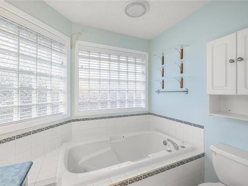 802 Windward Pl, Qualicum Beach, BC - Indoor Photo Showing Bathroom