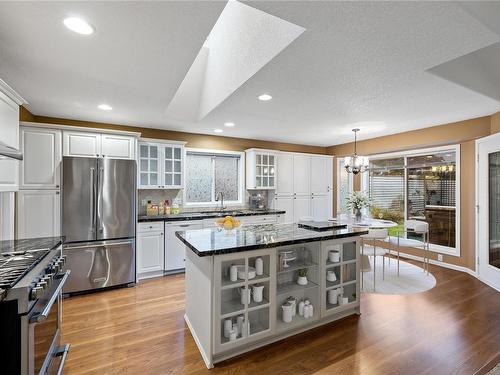 802 Windward Pl, Qualicum Beach, BC - Indoor Photo Showing Kitchen With Upgraded Kitchen