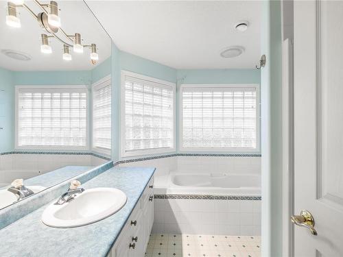 802 Windward Pl, Qualicum Beach, BC - Indoor Photo Showing Bathroom