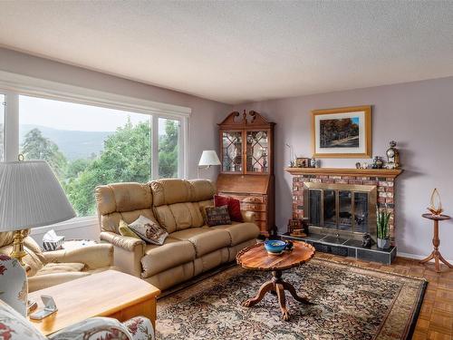 9210 Mountview Road, Lake Country, BC - Indoor Photo Showing Living Room With Fireplace
