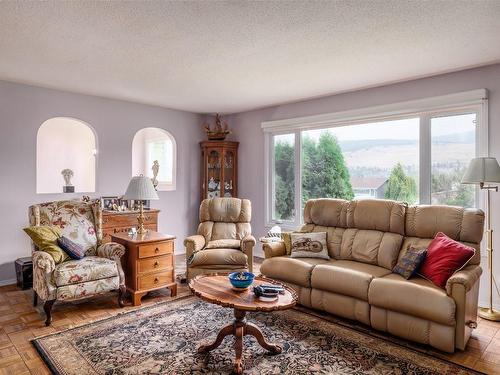 9210 Mountview Road, Lake Country, BC - Indoor Photo Showing Living Room