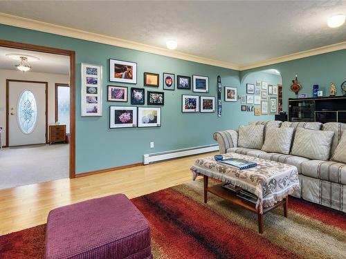 2063 Anna Pl, Courtenay, BC - Indoor Photo Showing Living Room