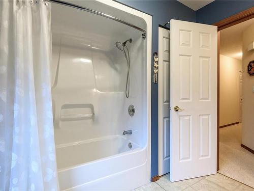 2063 Anna Pl, Courtenay, BC - Indoor Photo Showing Bathroom