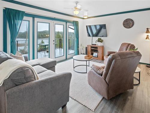 232 Albion Cres, Ucluelet, BC - Indoor Photo Showing Living Room