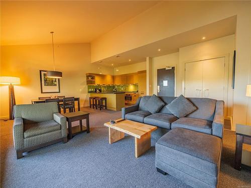 404-596 Marine Dr, Ucluelet, BC - Indoor Photo Showing Living Room