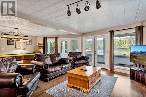 80 Everett Road, Kawartha Lakes, ON - Indoor Photo Showing Living Room
