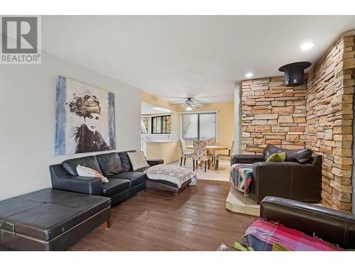 154 Applebrooke Crescent, Kelowna, BC - Indoor Photo Showing Living Room