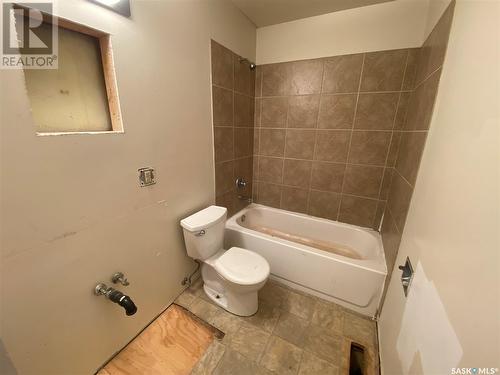 423 8Th Avenue Sw, Eston, SK - Indoor Photo Showing Bathroom
