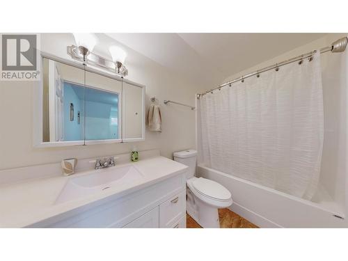 2338 Hwy 3, Cawston, BC - Indoor Photo Showing Bathroom