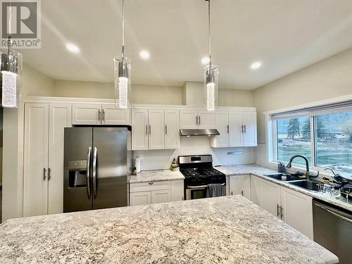 2338 Hwy 3, Cawston, BC - Indoor Photo Showing Kitchen With Double Sink With Upgraded Kitchen