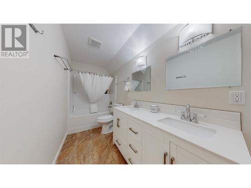 2338 Hwy 3, Cawston, BC - Indoor Photo Showing Bathroom