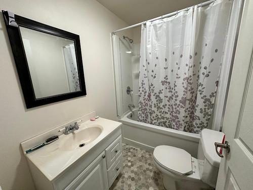 2264 Riverside Avenue, Trail, BC - Indoor Photo Showing Bathroom