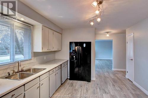 343 Dora Drive, Wallaceburg, ON - Indoor Photo Showing Kitchen With Double Sink