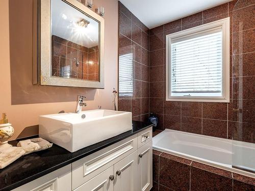 Salle de bains - 4 Rue Holmdale, Hampstead, QC - Indoor Photo Showing Bathroom