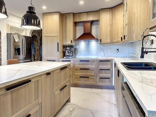 Kitchen - 2 Rue Dandurand, Bois-Des-Filion, QC - Indoor Photo Showing Kitchen With Double Sink