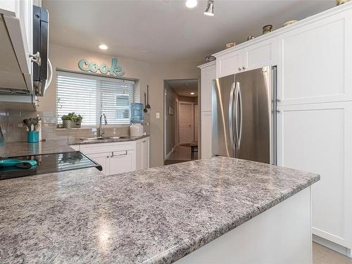 553 Fairways Pl, Cobble Hill, BC - Indoor Photo Showing Kitchen With Upgraded Kitchen