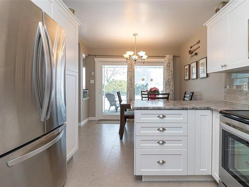 553 Fairways Pl, Cobble Hill, BC - Indoor Photo Showing Kitchen With Upgraded Kitchen