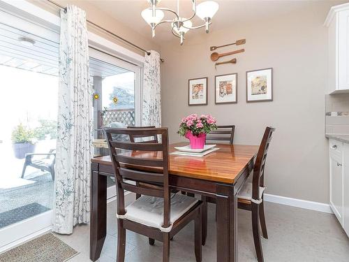 553 Fairways Pl, Cobble Hill, BC - Indoor Photo Showing Dining Room
