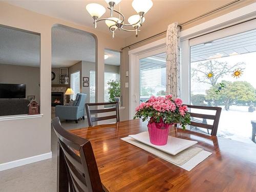 553 Fairways Pl, Cobble Hill, BC - Indoor Photo Showing Dining Room