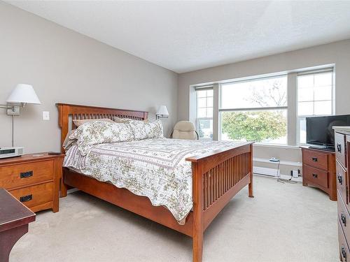 553 Fairways Pl, Cobble Hill, BC - Indoor Photo Showing Bedroom