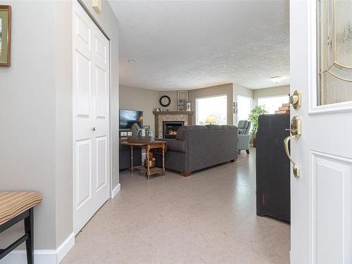 553 Fairways Pl, Cobble Hill, BC - Indoor With Fireplace