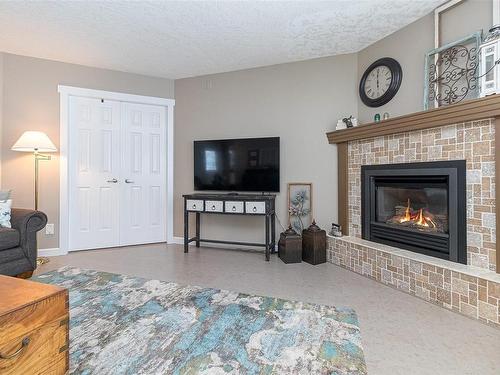 553 Fairways Pl, Cobble Hill, BC - Indoor Photo Showing Living Room With Fireplace