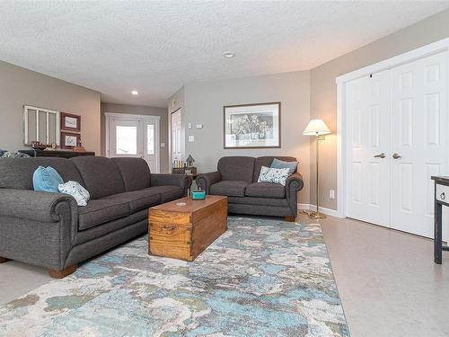 553 Fairways Pl, Cobble Hill, BC - Indoor Photo Showing Living Room